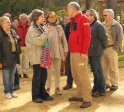 Doña Sofía conversa con la secretaria de Estado de Investigación, Desarrollo e Innovación y científicos de CSIC durante su visita a Doñana